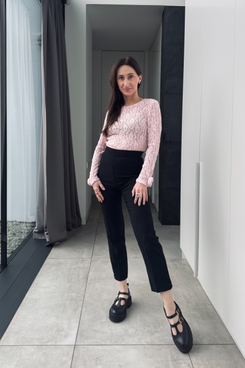 Koronkowa bluzeczka z różą na rękawie | różowa