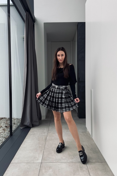 Mini spódnica w kratę WM1193, plisowana, biało-czarna flanelowa
