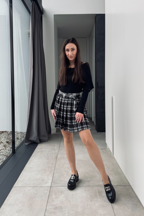 Mini spódnica w kratę WM1193, plisowana, biało-czarna flanelowa