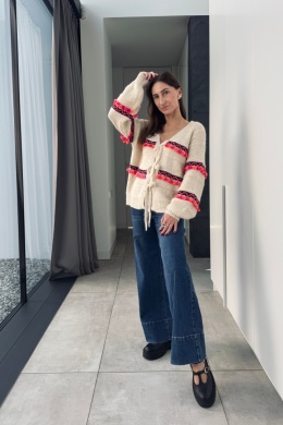 Beżowy sweter z kolorowymi frędzlami