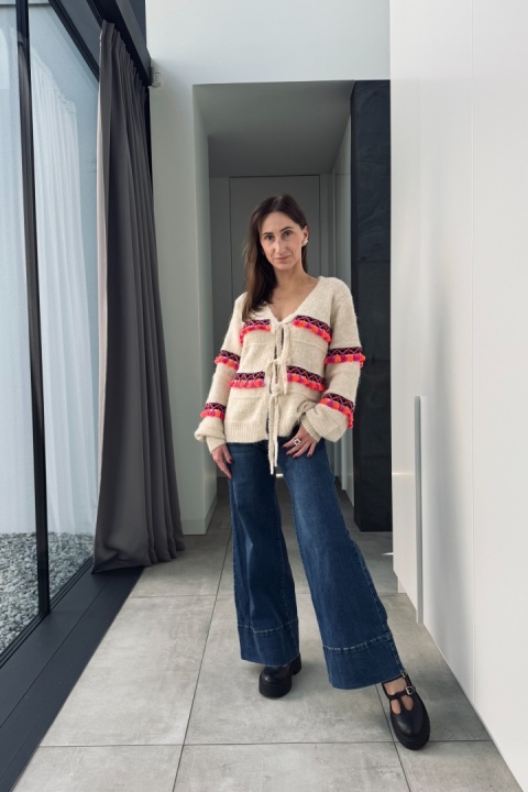 Beżowy sweter z kolorowymi frędzlami Beżowy sweter z kolorowymi frędzlami