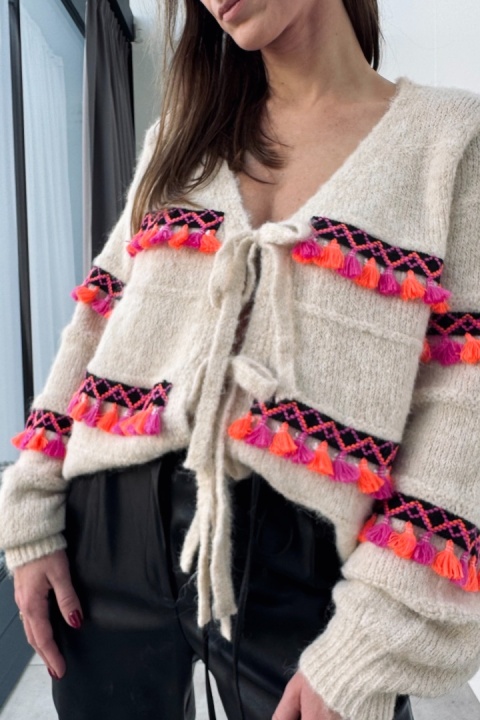 Beżowy sweter z kolorowymi frędzlami Beżowy sweter z kolorowymi frędzlami
