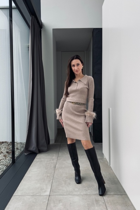 Sukienka midi z kaszmirem i wełną, z piórami | camel