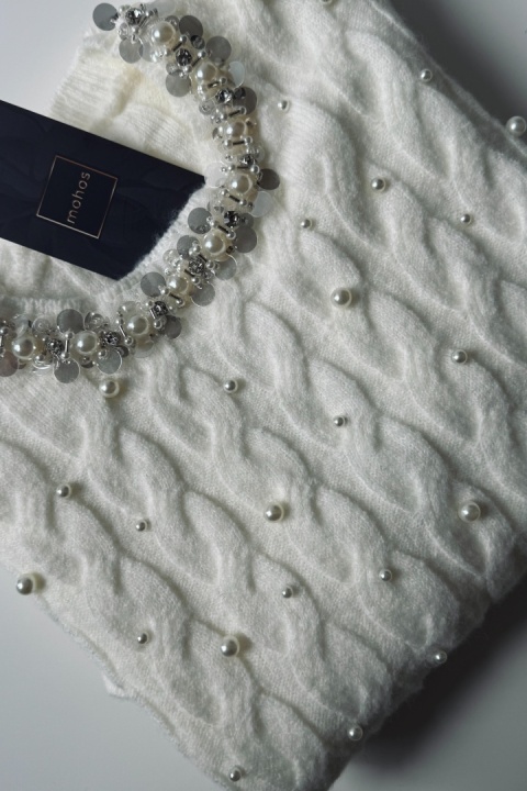 Sweterek z warkoczowym splotem z perełkami | biały