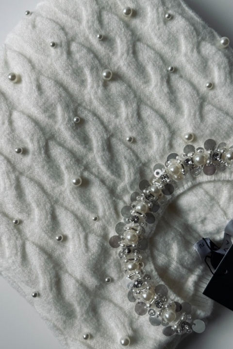 Sweterek z warkoczowym splotem z perełkami | biały