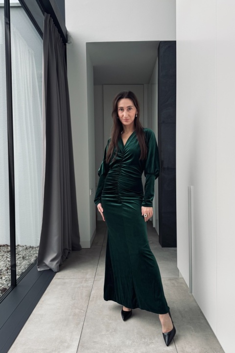 Welurowa sukienka maxi z drapowaniem | butelkowa zieleń