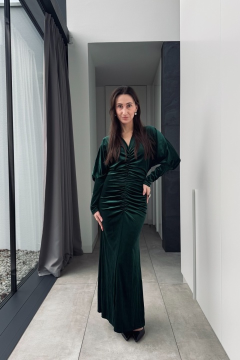 Welurowa sukienka maxi z drapowaniem | butelkowa zieleń