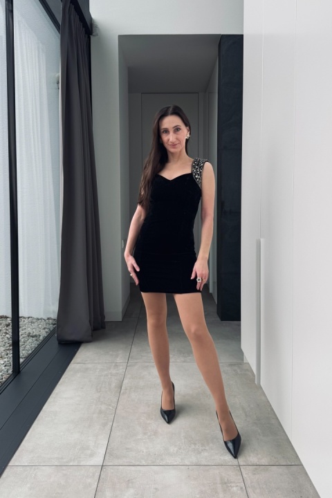 Welurowa sukienka mini z ozdobnymi ramionami | czarna