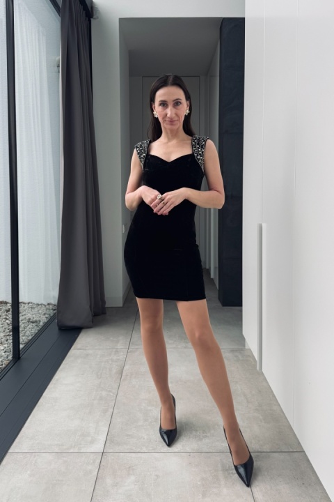 Welurowa sukienka mini z ozdobnymi ramionami | czarna