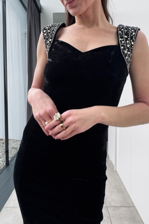 Welurowa sukienka mini z ozdobnymi ramionami | czarna