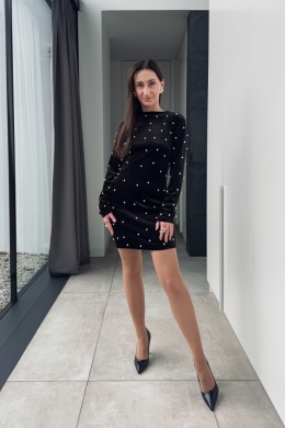 Welurowa sukienka mini ze stójką i perełkami