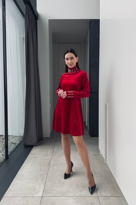 Welurowa sukienka z golfem i perełkami | czerwona