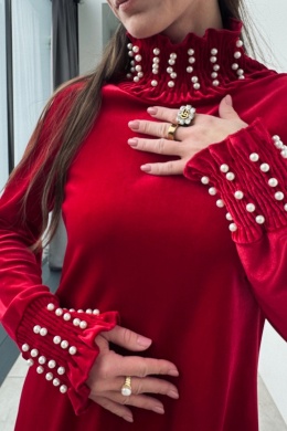 Welurowa sukienka z golfem i perełkami | czerwona