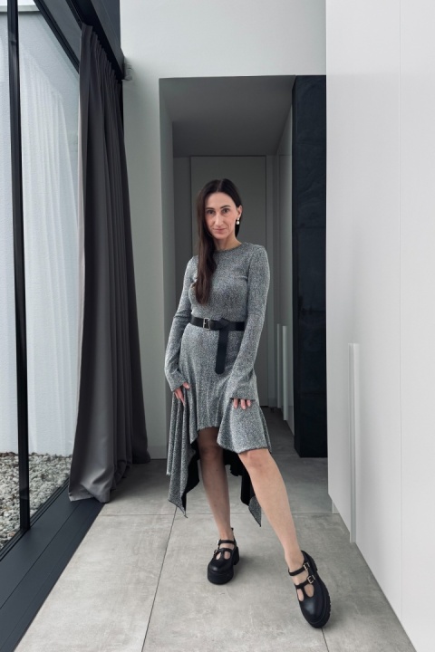 Srebrna, asymetryczna sukienka Sparkle z paskiem